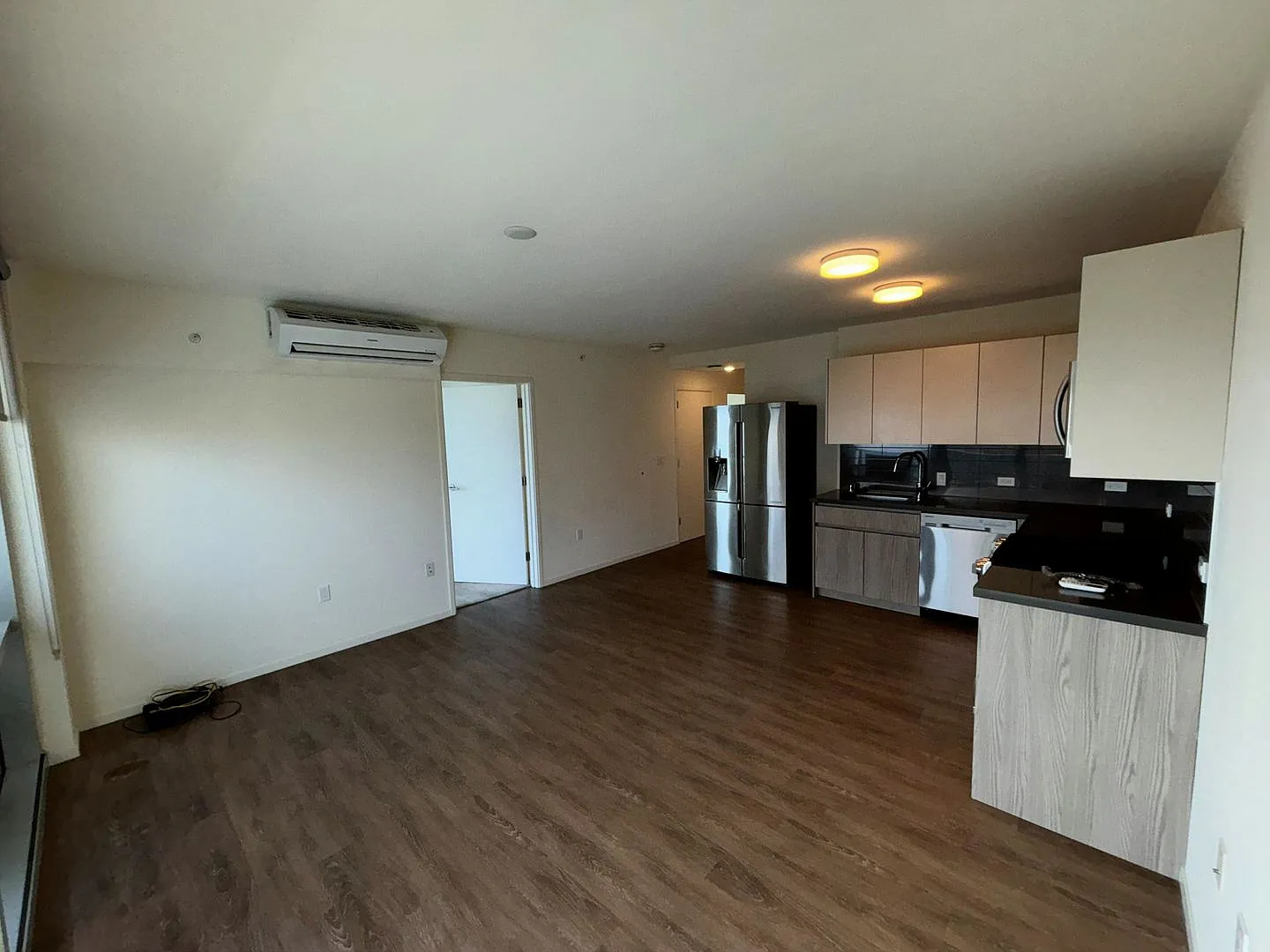 Modern end-unit with ocean views at Kapiolani Residence — Photo 2