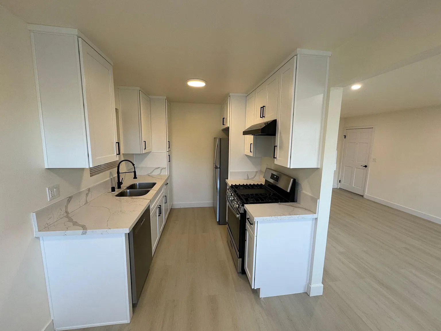2 bed, 944 sqft, $3,295 — Photo 3
