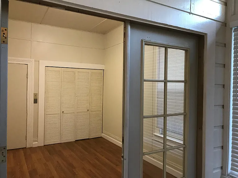 1st room: First room on the right hand side (view from the porch) 4