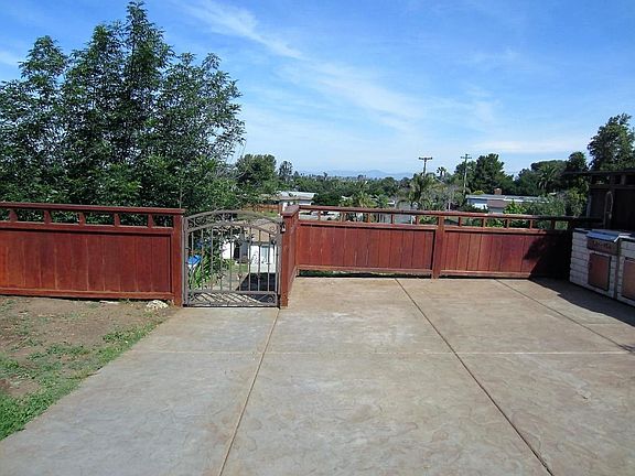 4th image of 320 Santa Clara Dr