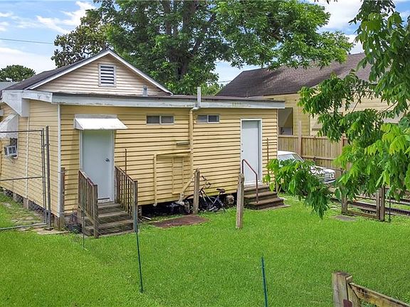 3rd image of 1015-17 Saux Ln