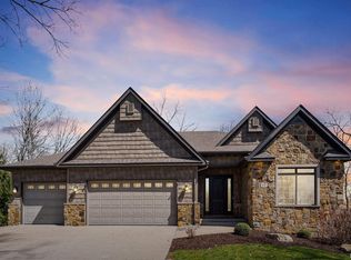 17 Hollows Ct, Le Claire, IA 52753