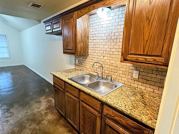 5th image of 905 Henderson St #B