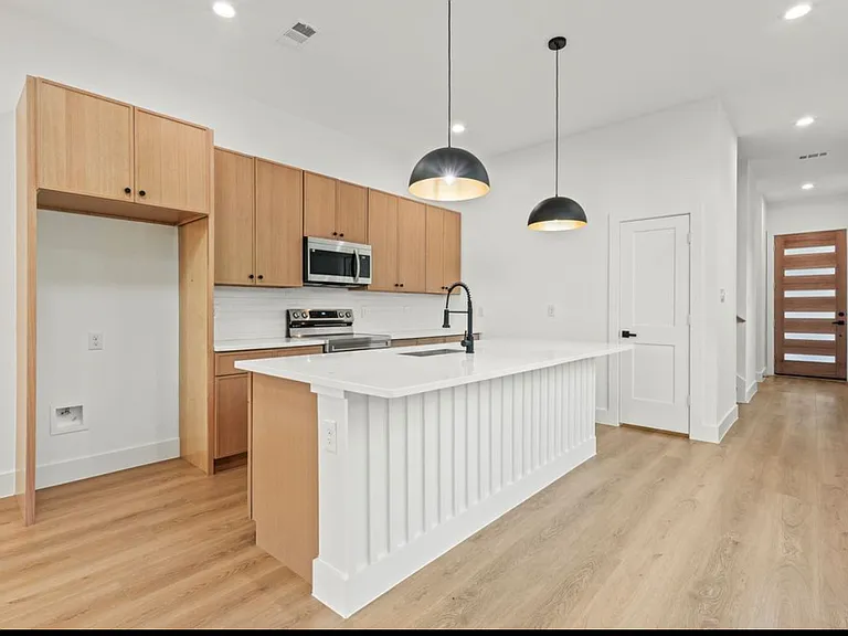 3523 S Harwood St — Photo 4