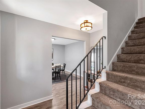 5th image of 1652 Village Ct
