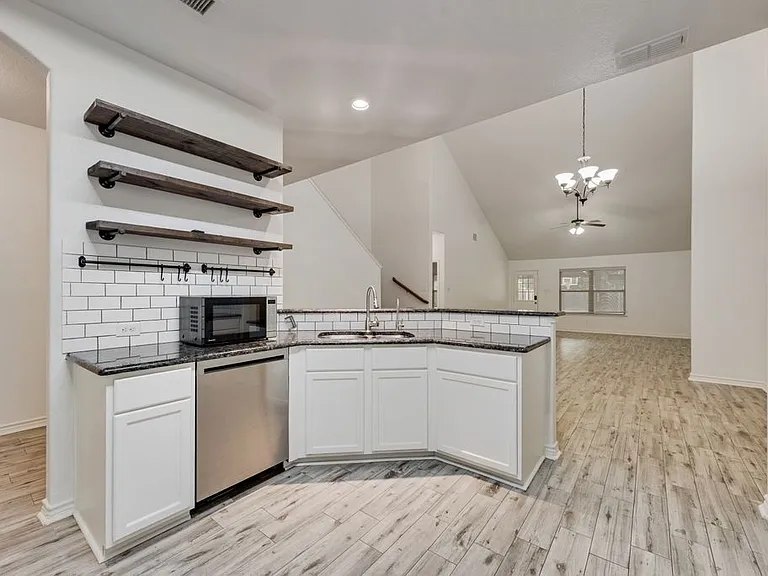 1816 Castle Creek Dr — Photo 10