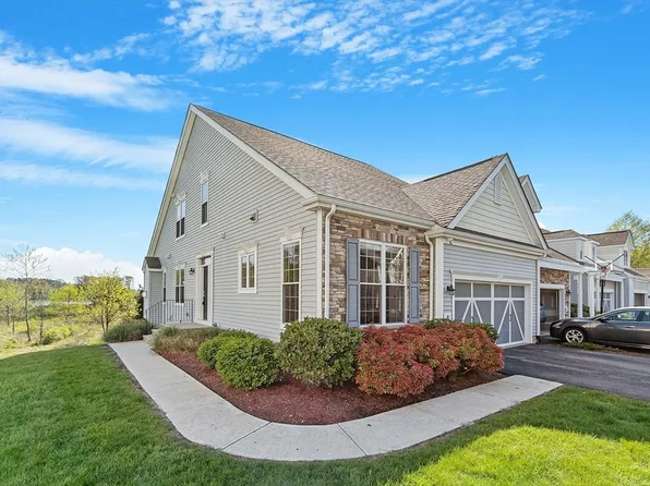 81 Kendall Ct #81, Bedford, MA 01730