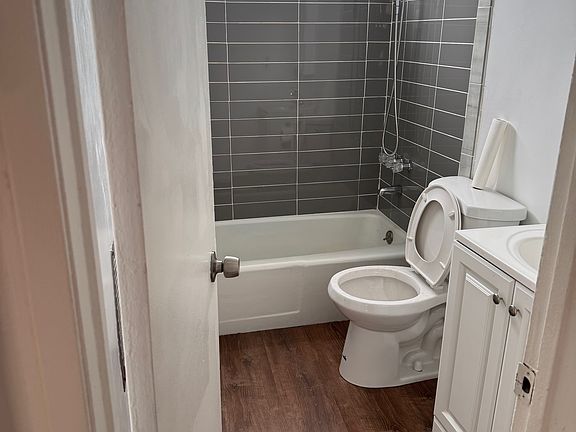 4th image of 721 W 54th St