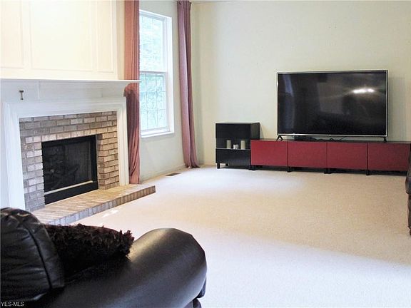 3rd image of 1692 Maplegrove Dr