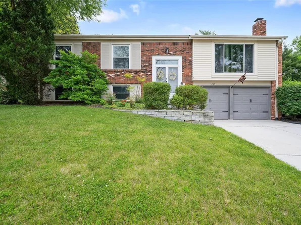 1265 Mautenne Dr, Ballwin, MO 63021