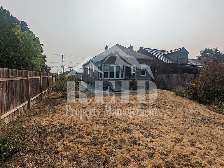 657 Highland Ave — Photo 21
