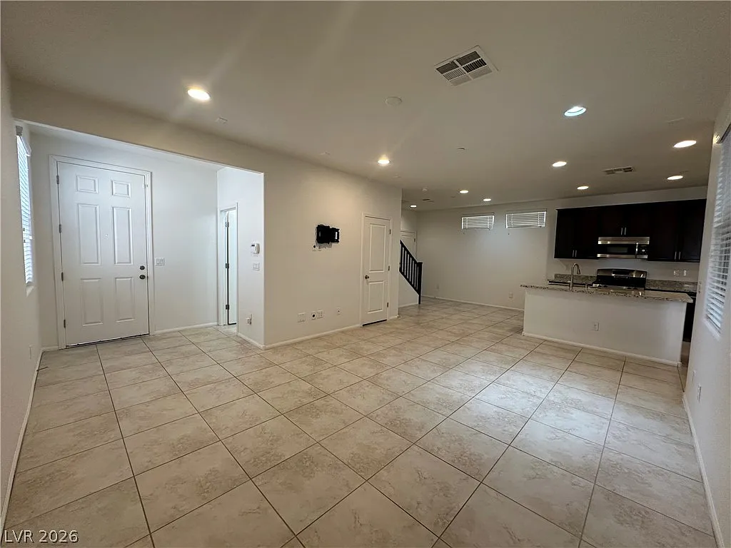 3 bed, 2.5 bath, 1447 sqft, $2,050 — Photo 2