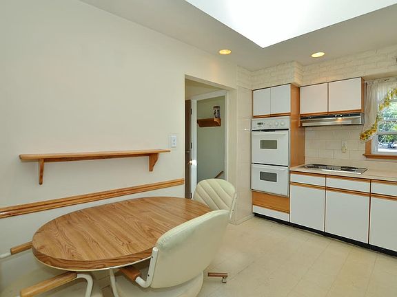 4th image of 121 Sycamore Ave