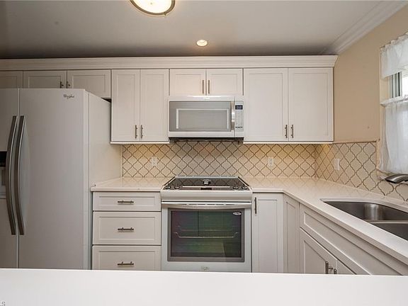 3rd image of 610 Broad Ave S #J610