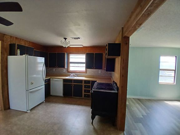 Livingroom into kitchen