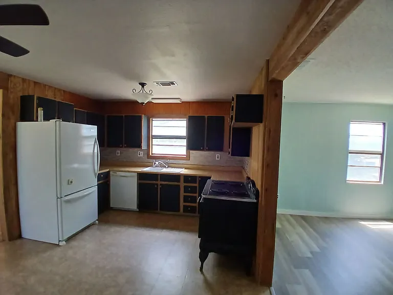 Livingroom into kitchen