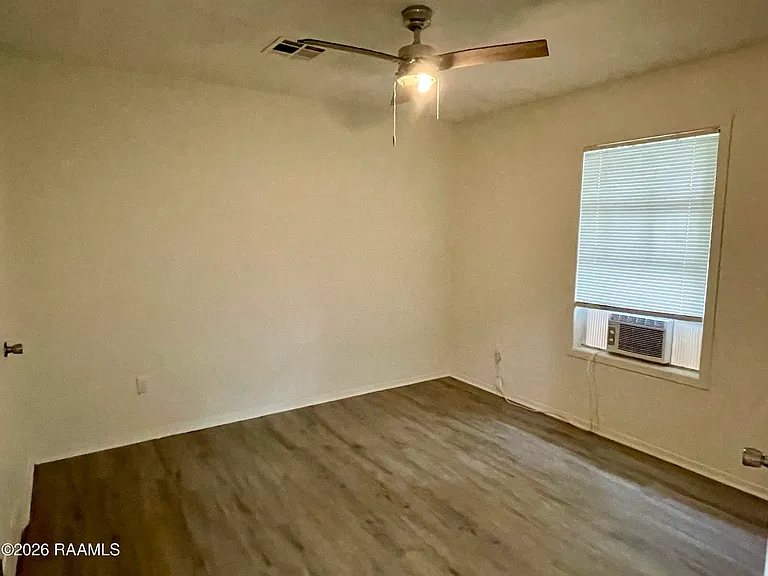 391 W Railroad St #5 — Photo 4