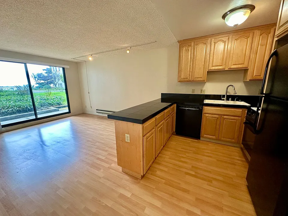 6 Commodore Dr #226