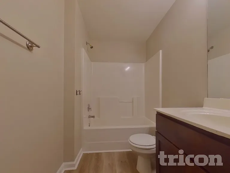 1042 Sutherland Dr — Photo 12