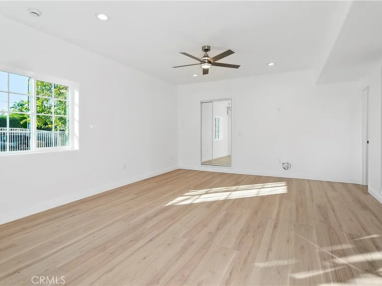 8438 Gloria Ave — Photo 7