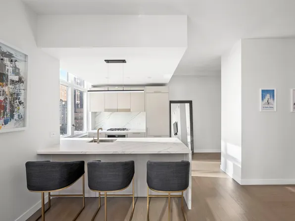 305 East 51st Street image 4 of 17