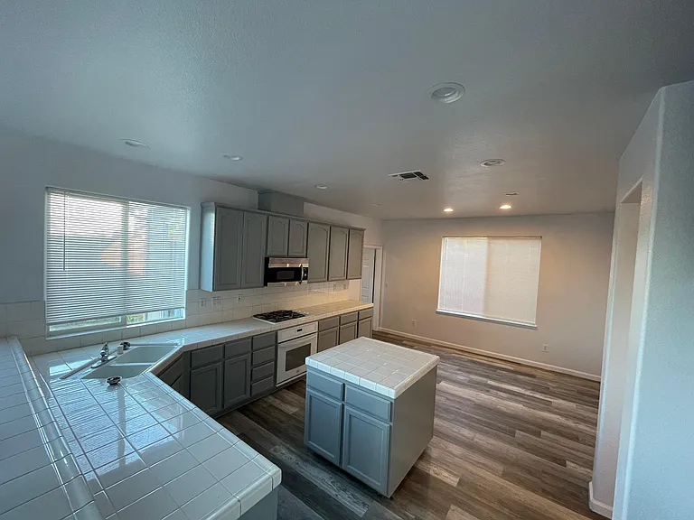 850 Saffron Dr — Photo 7