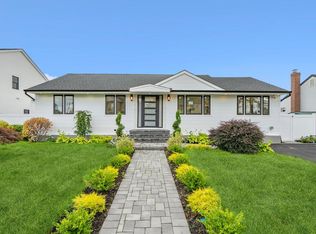 31 Kalda Ln, Plainview, NY 11803