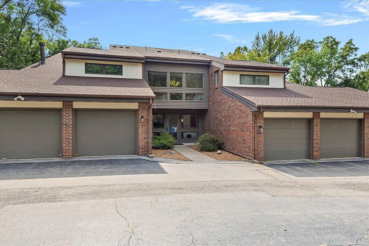 3 bed, 1341 sqft, $2,400 — Photo 2