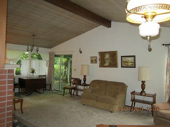 Vaulted ceiling in Living room and Diningroom