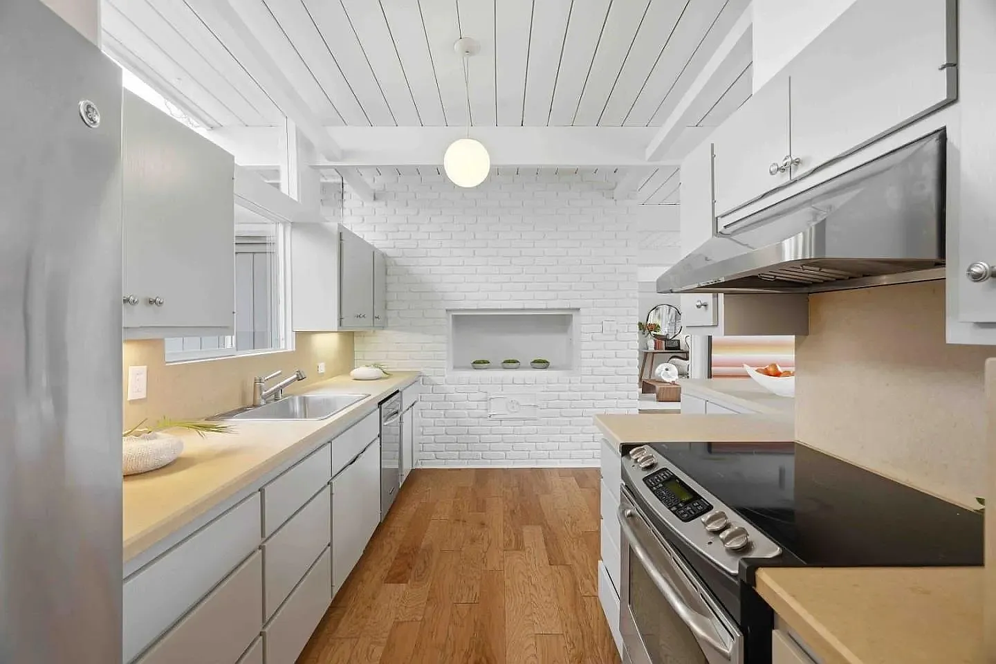 3 bed, 1832 sqft, $9,000 — Photo 4