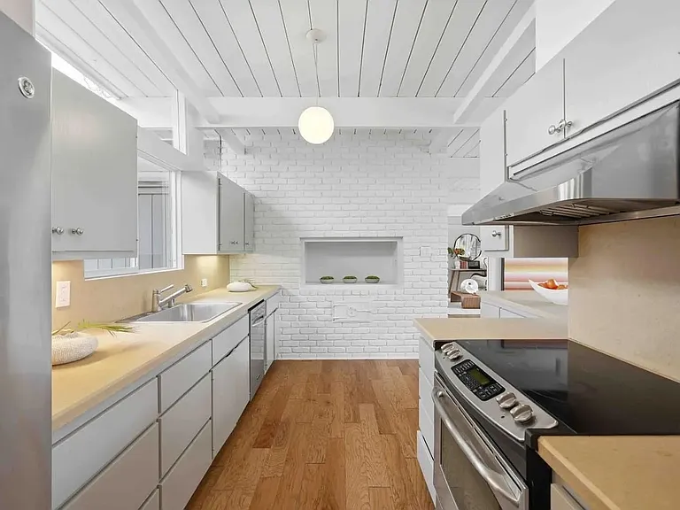 226 Ely Pl — Photo 4