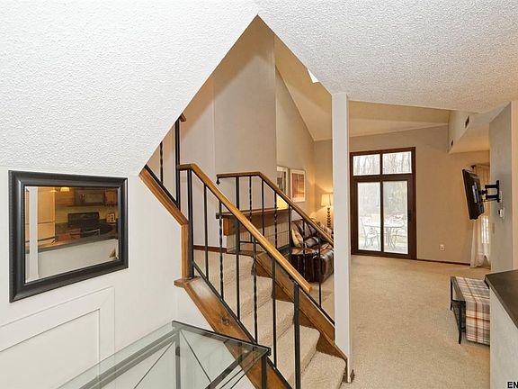 3rd image of 6 Schuyler Ct