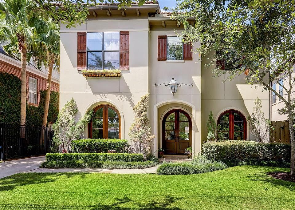 Gracious home in College Court across from Judson Park