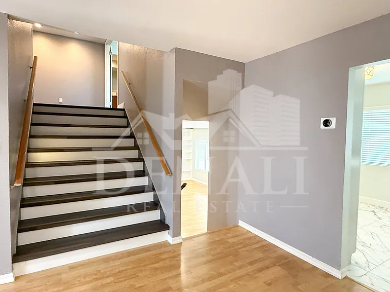 811 E Chilton Dr — Photo 6