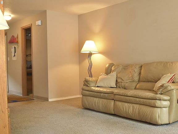 2nd image of 687 32nd St Unit 3