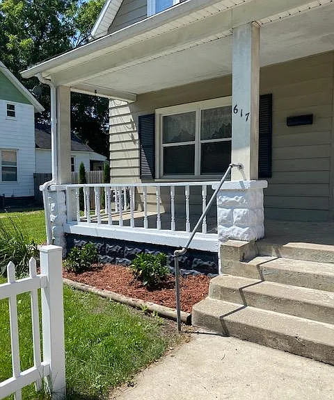 617 Fremont Ave NW — Photo 2
