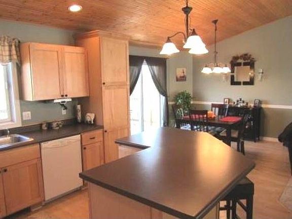 Kitchen & Dining