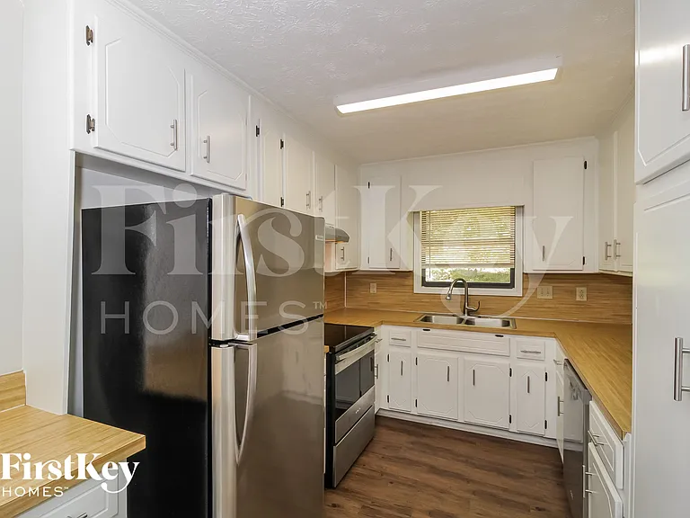 1049 Rolling Green Dr — Photo 6