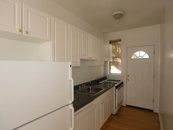 2nd image of 620 W Barry Ave APT 1N