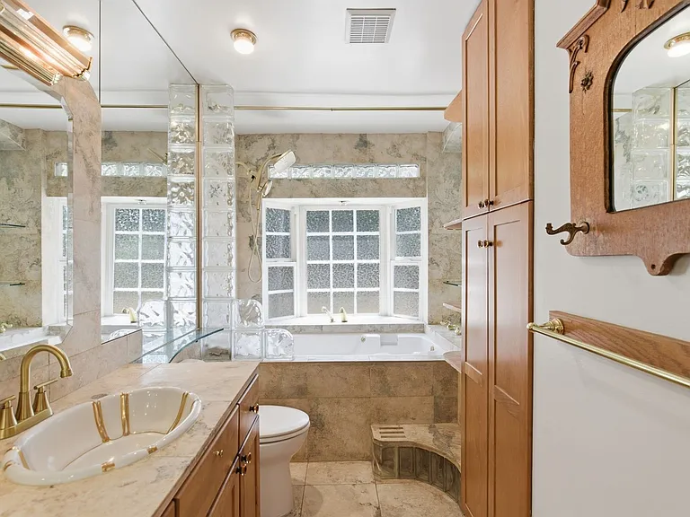 12334 Moorpark Street — Photo 16