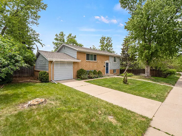 766 W Davies Way — Photo 2