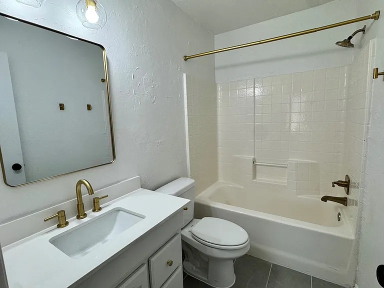 223 W 6th St — Photo 7