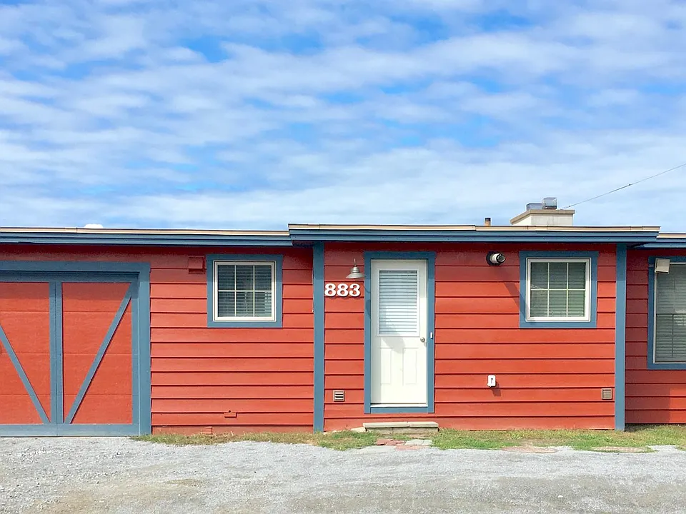 883 E Lakeshore Dr