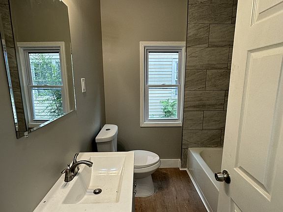 4th image of 118 Fernwood Ave #2