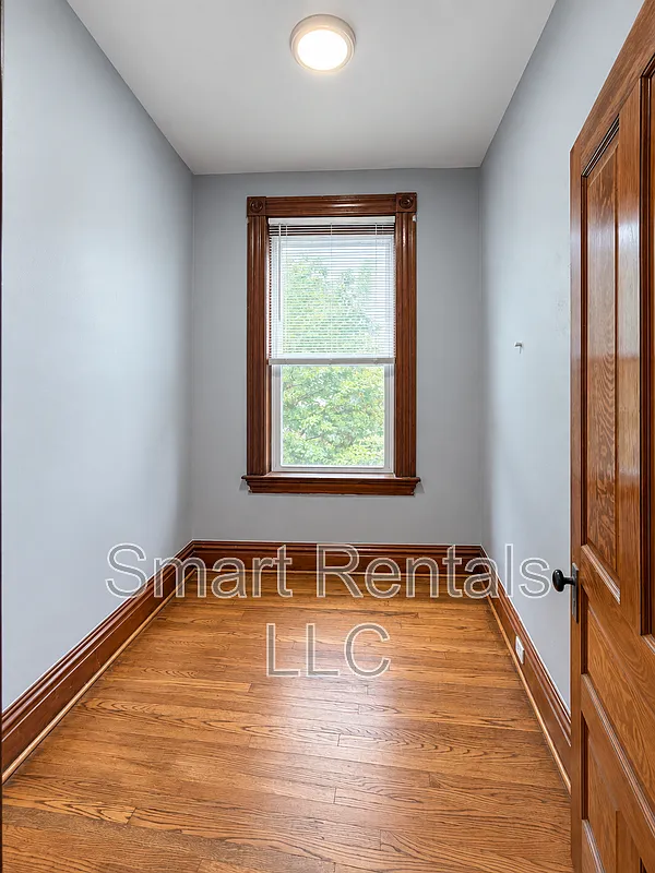 3 bed, 1.0 bath, 1298 sqft, $1,199 — Photo 3