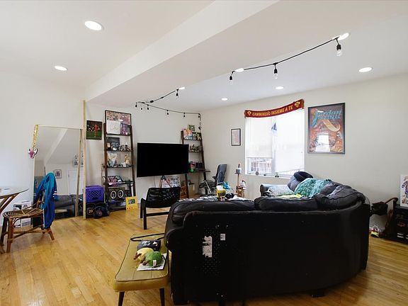 3rd image of 518 N May St #Ch