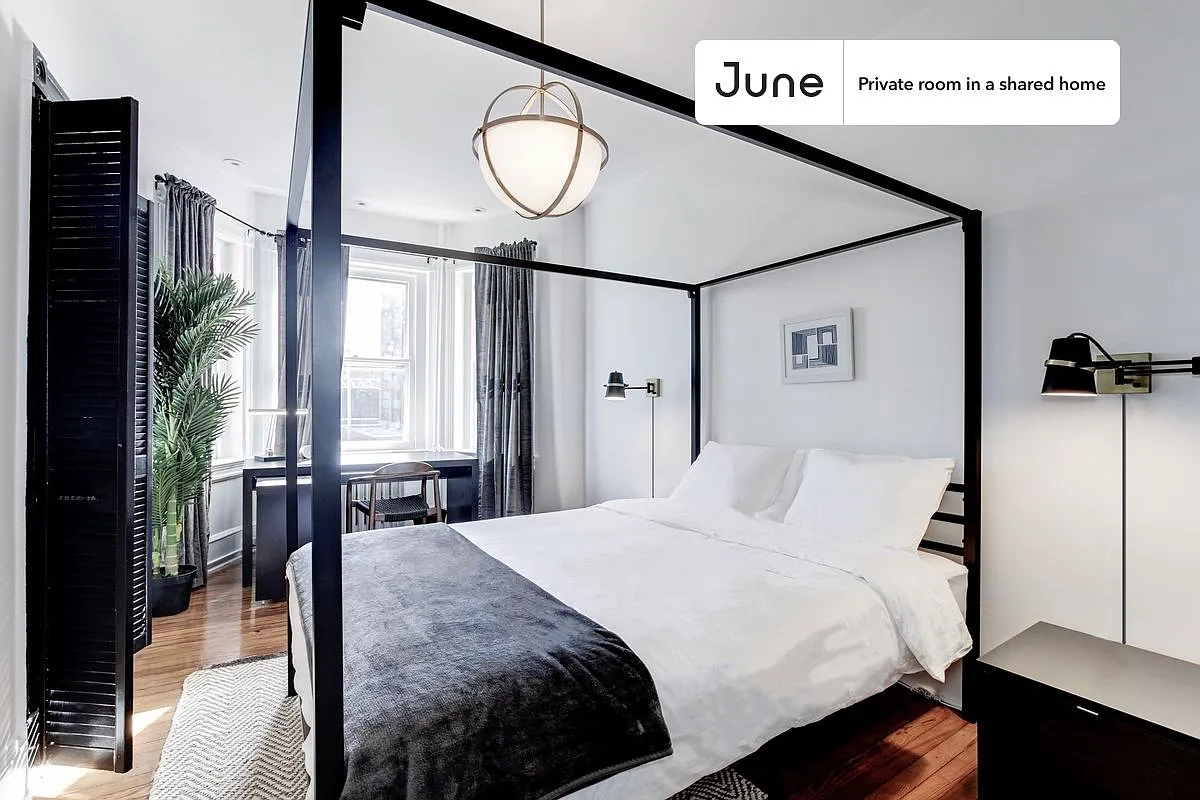 Queen bedroom in 4 bed/1.5 bath home in Capitol Hill #176 2B — Photo 1