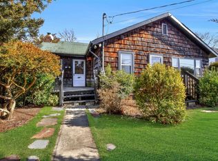 1 Elgin Pl, East Patchogue, NY 11772