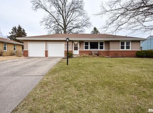 406 Sherwood Park Rd, Washington, IL 61571