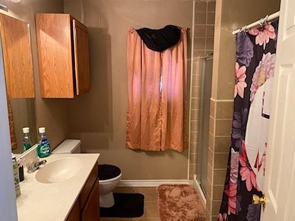 5th image of 215 Yvonne Ln